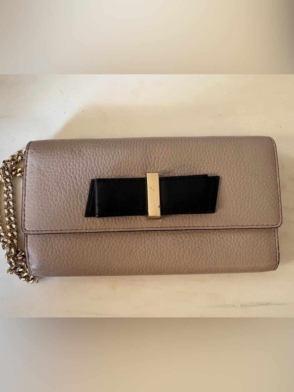 KATE SPADE WOMENS MILOU PARCHMENT DRIVE MOUSFRO BLACK BOW WALLET with CHAIN
